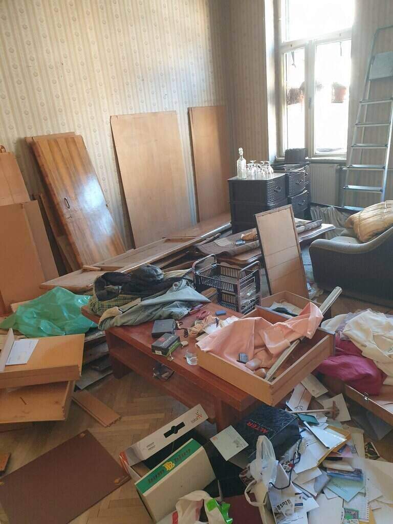 Rasklopljen nameštaj u prostoriji