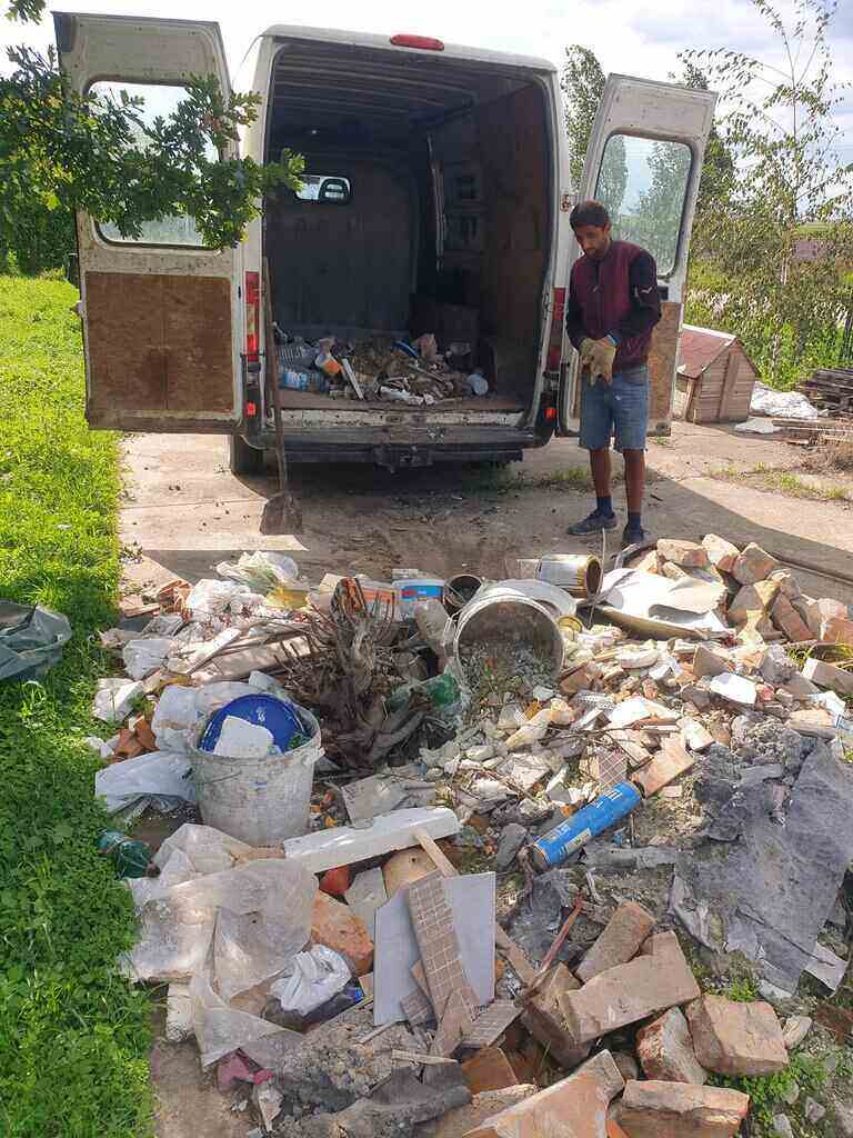 Gomila šuta ispred kombija