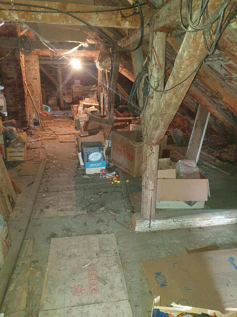 Smeće,kablovi i grede na tavanu